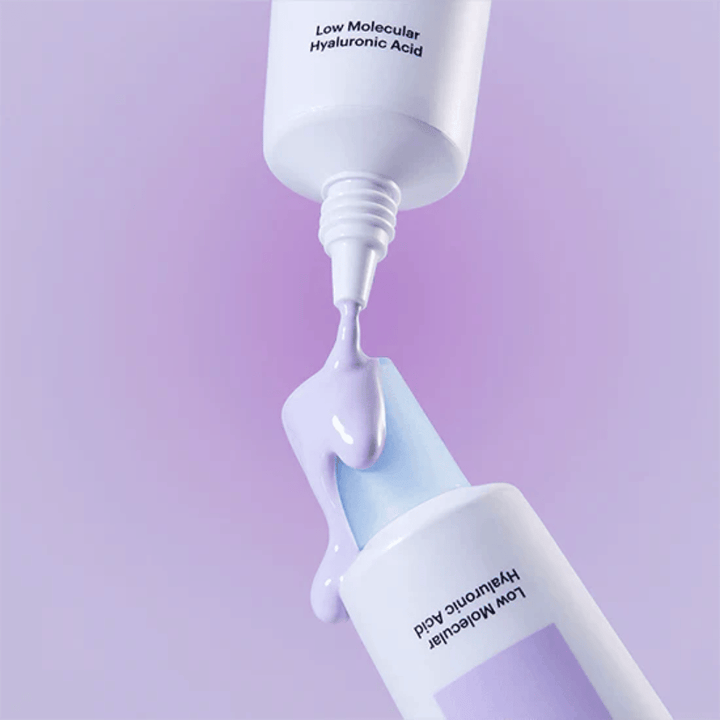 Lähikuva Torriden DIVE IN Tone Up Sun Cream Purple, jossa violettia voidetta levitetään tuubista havainnollistamaan tuotteen koostumusta.