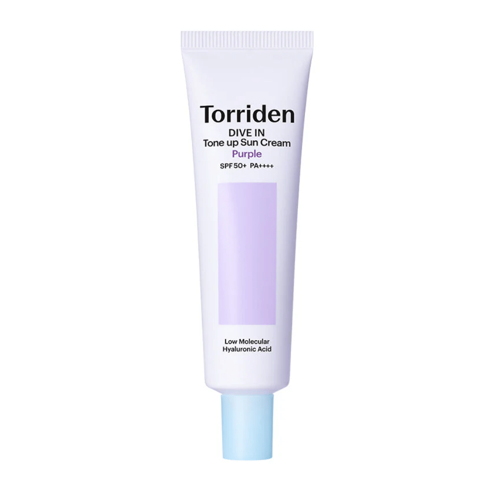 Torriden DIVE IN Tone Up Sun Cream Purple SPF50+ PA++++ valkoisessa ja violetissa tuubissa, jossa on pienimolekyylistä hyaluronihappoa neutraalia taustaa vasten.