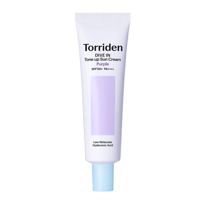 Torriden DIVE IN Tone Up Sun Cream Purple SPF50+ PA++++ valkoisessa ja violetissa tuubissa, jossa on pienimolekyylistä hyaluronihappoa neutraalia taustaa vasten.
