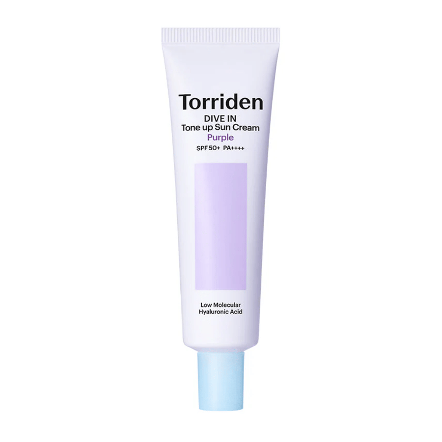 Torriden DIVE IN Tone Up Sun Cream Purple SPF50+ PA++++ valkoisessa ja violetissa tuubissa, jossa on pienimolekyylistä hyaluronihappoa neutraalia taustaa vasten.