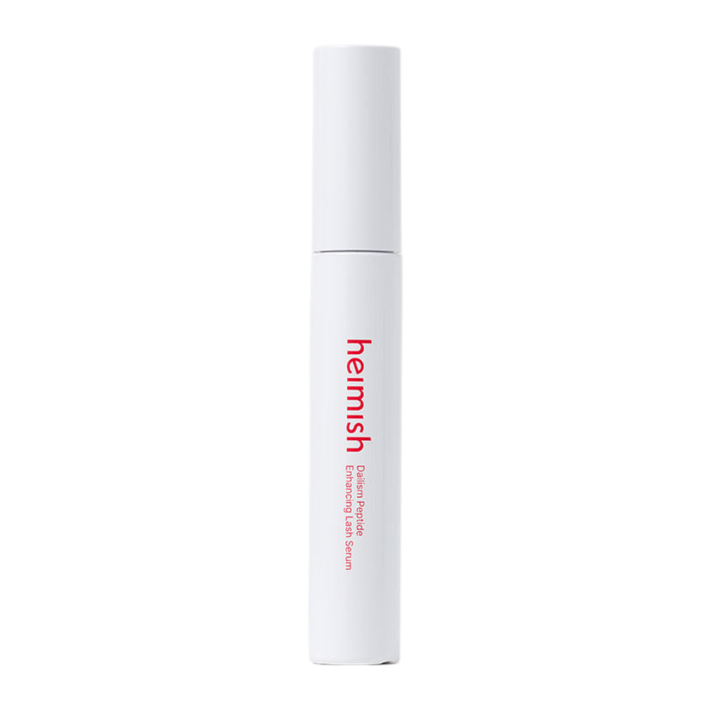 Tuotekuva tuotteesta Heimish Dailism Peptide Enhancing Lash Serum vaaleaa taustaa vasten. Ripsiä hoitava seerumi esitellään tyylikkäässä valkoisessa pakkauksessa, jossa korostuvat päivittäinen hoito ja vahvistava vaikutus ripsille.