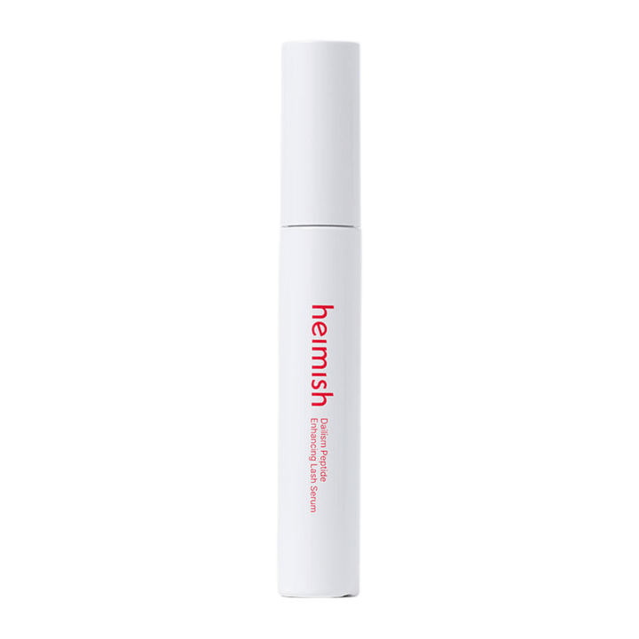 Tuotekuva tuotteesta Heimish Dailism Peptide Enhancing Lash Serum vaaleaa taustaa vasten. Ripsiä hoitava seerumi esitellään tyylikkäässä valkoisessa pakkauksessa, jossa korostuvat päivittäinen hoito ja vahvistava vaikutus ripsille.
