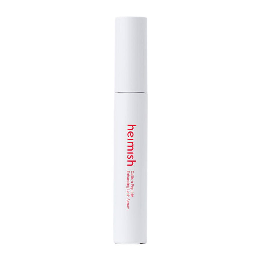 Tuotekuva tuotteesta Heimish Dailism Peptide Enhancing Lash Serum vaaleaa taustaa vasten. Ripsiä hoitava seerumi esitellään tyylikkäässä valkoisessa pakkauksessa, jossa korostuvat päivittäinen hoito ja vahvistava vaikutus ripsille.