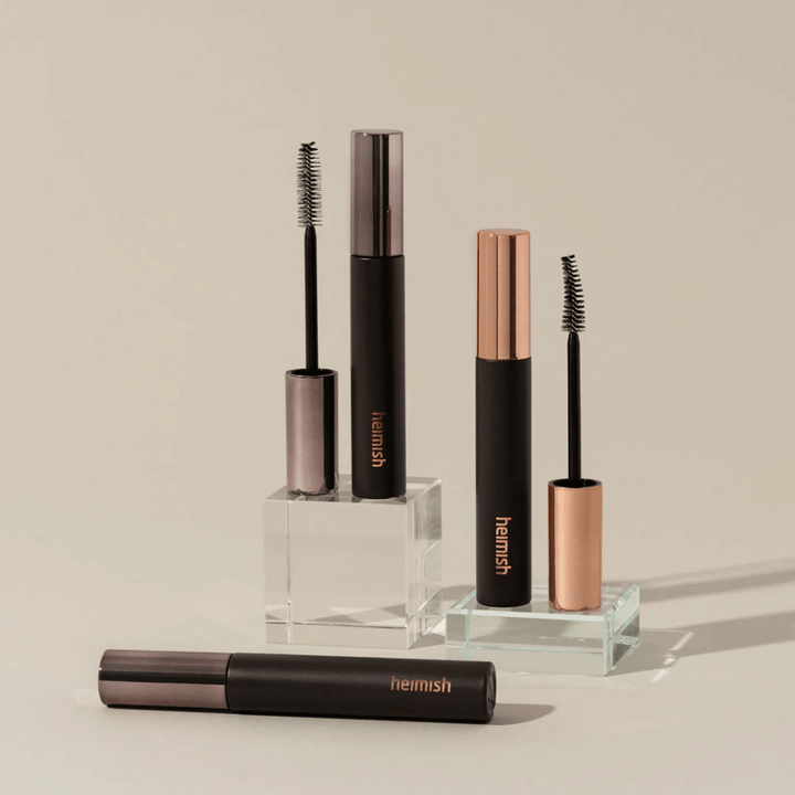 Heimish Dailism Smudge Stop Mascara näkyvillä harjoilla, jotka osoittavat eron volyymi- ja kiharrusharjan välillä.
