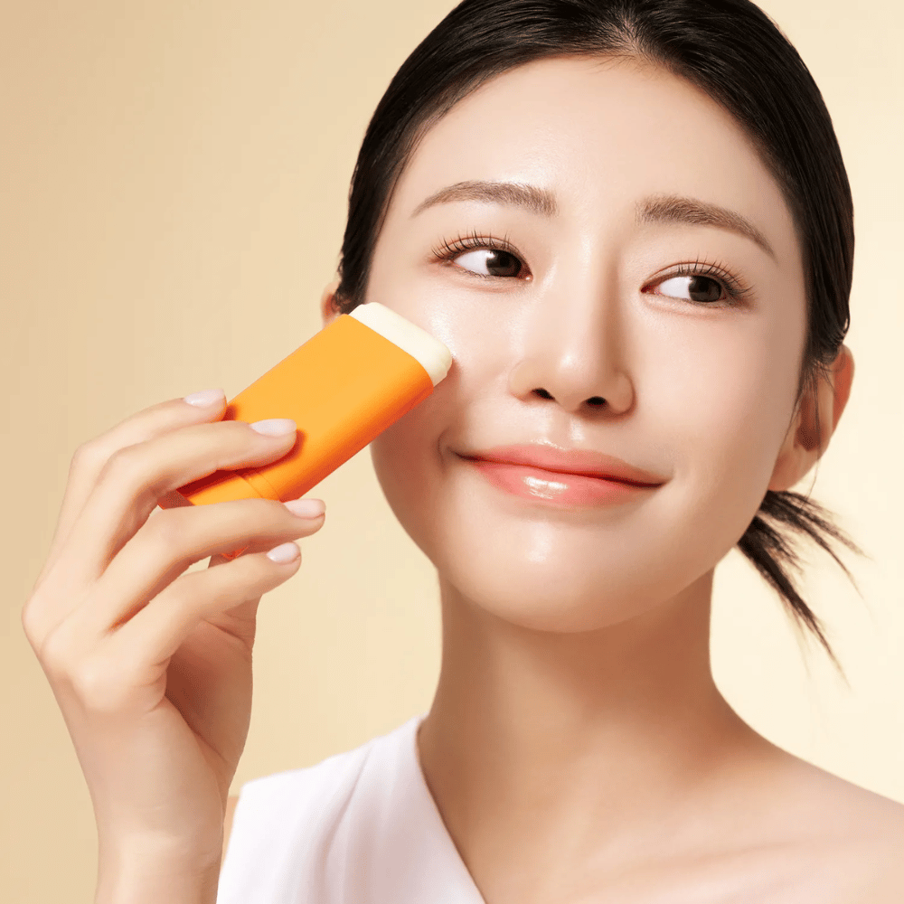 Purito Daily Soft Touch Sunscreen Stick on helppo levittää suoraan iholle – ilman tahmaa tai valkoisia jäämiä. Se on täydellinen herkälle iholle ja tarjoaa silkinpehmeän aurinkosuojan SPF50+ PA++++.