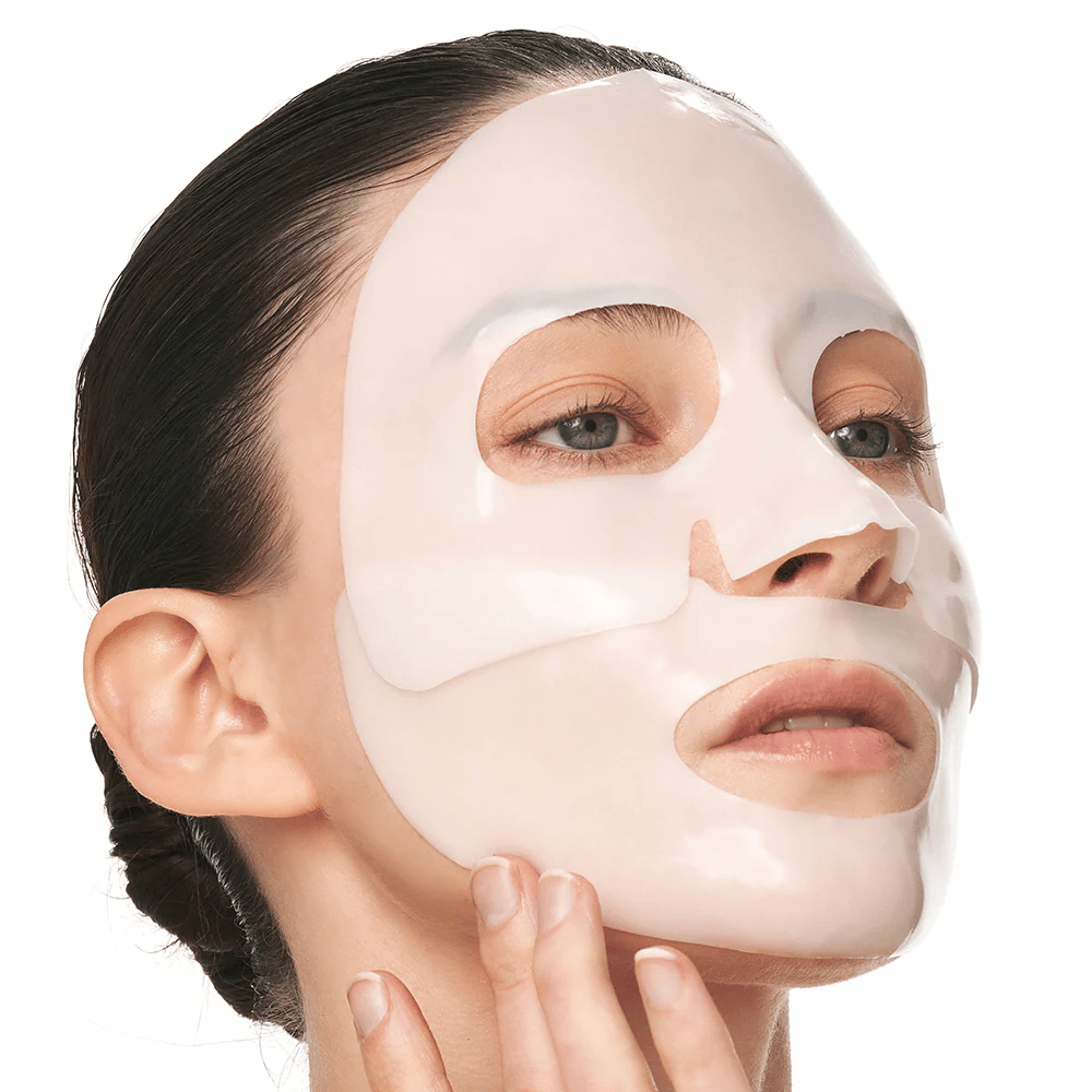 Nainen, jolla on Sungboon Editor Deep Collagen Power Boosting Mask hydrogeelissä, kosteuttava Sheet mask, joka vahvistaa ihon elastisuutta.