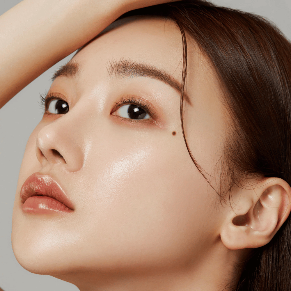 Lähikuva hehkuvasta ihosta – tulos Medicube Deep Lifting Peptide Eye Cream, joka vahvistaa ihon elastisuutta ja kosteuttaa.