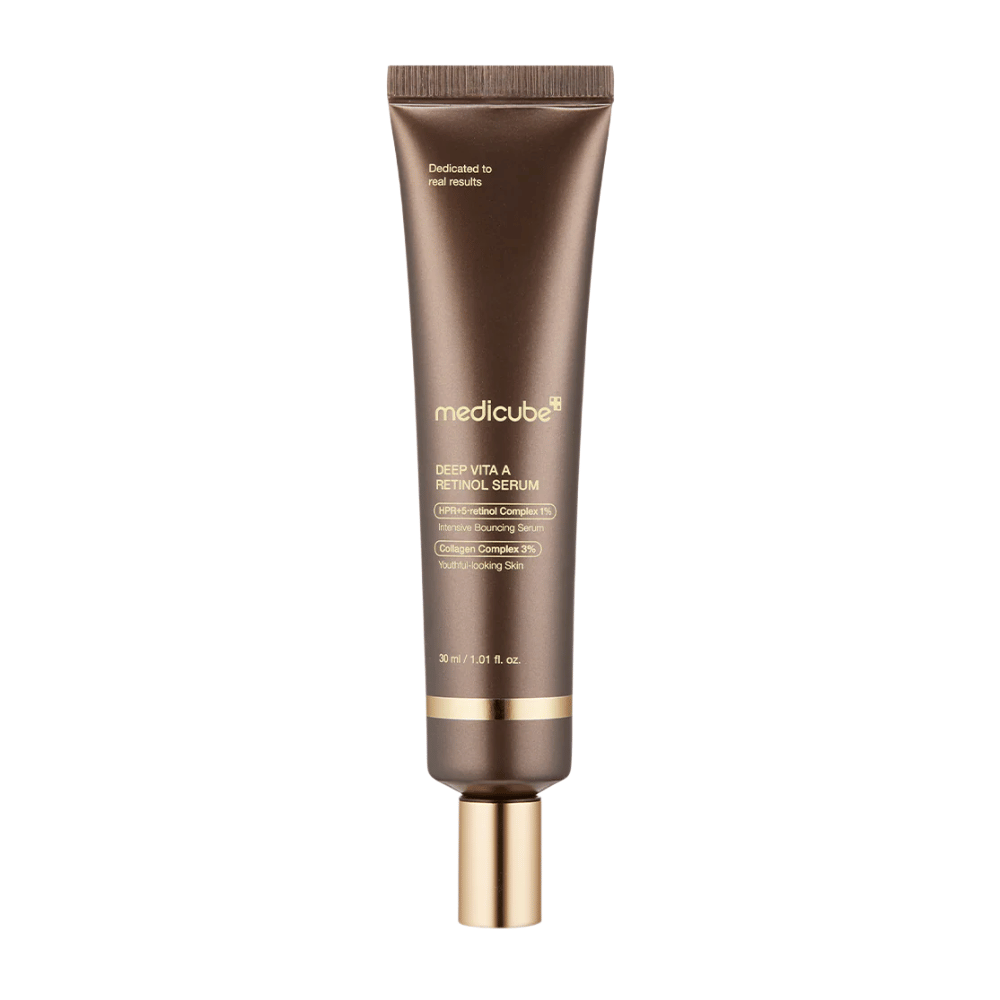 Medicube Deep Vita A Retinol Serum ruskeassa tuubissa kultaisilla yksityiskohdilla, ikääntymistä estävä tuote, joka yhdistää retinolin ja kollageenin kiinteämmälle iholle.