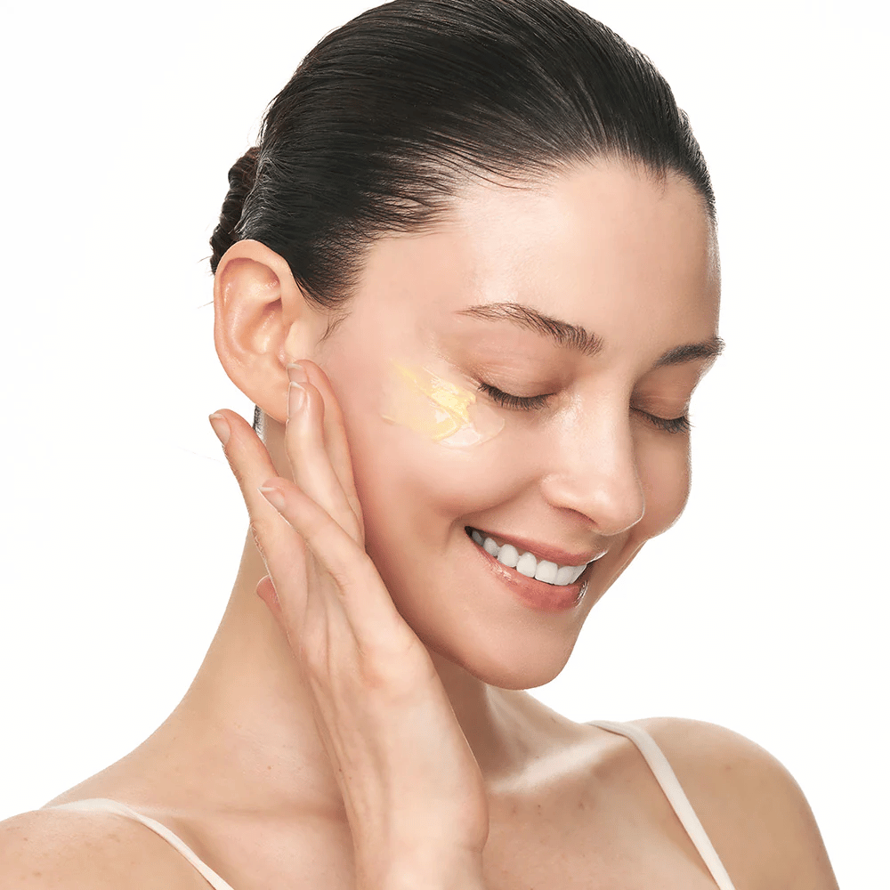 Henkilö hieroo Sungboon Editor Deep Collagen Retinol Capsule Cream poskelle. Tuote antaa hehkua, kiinteyttä ja pitkäkestoista kosteutusta.
