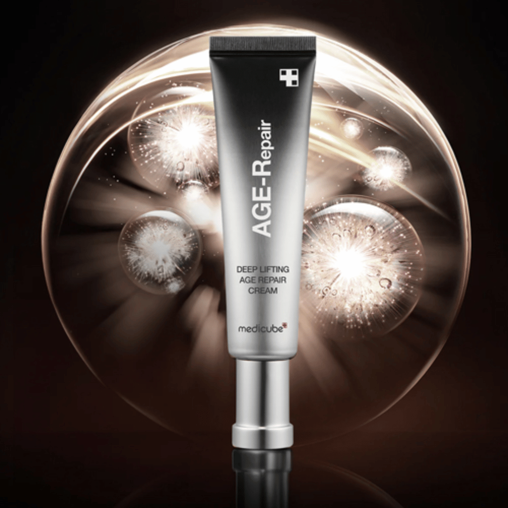 Medicube Deep Lifting Age Repair Cream hopeisessa tuubissa taustalla valotehosteita, symboloi ikääntymistä vastaan ja ihon uudistumista.