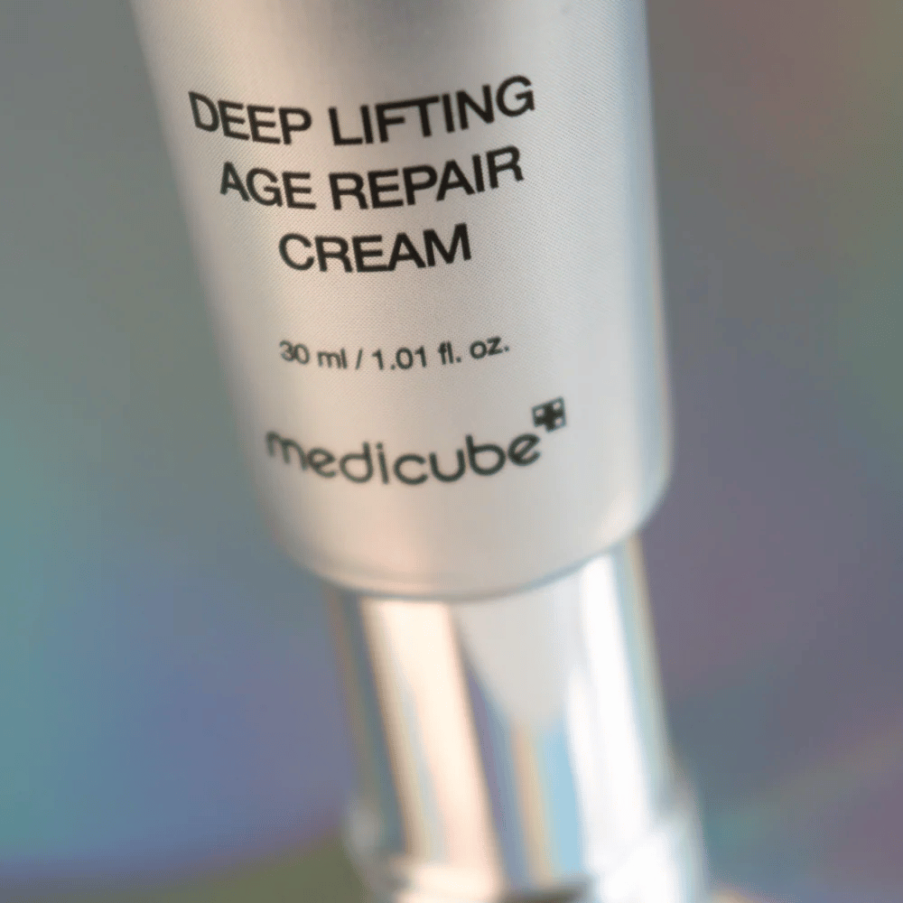 Lähikuva Medicube Deep Lifting Age Repair Cream hopeapakkauksessa, 30 ml.