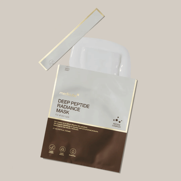 Medicube Deep Peptide Radiance Mask avatussa pakkauksessa näkyvällä Sheet mask, nestemäinen esitys neutraalilla taustalla.