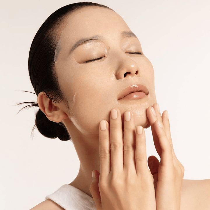 Malli, jolla on kosteutettu ja säteilevä iho, levittää Sheet mask, keskittyen hehkuun, tasaisiin ihonsävyyn ja heleyteen.