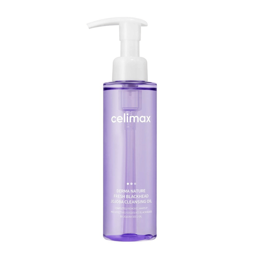 Pullo Celimax Derma Nature Fresh Blackhead Jojoba Cleansing Oil läpinäkyvässä violetissa pakkauksessa valkoisella pumpulla, valkoista taustaa vasten.