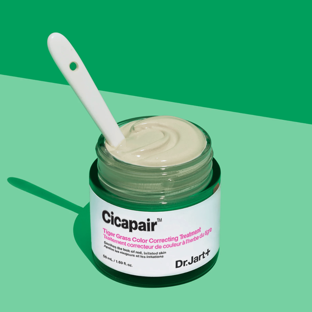 Purkillinen Cicapair Tiger Grass Color Correcting Treatment 50ml Dr Jart+ vihreällä taustalla.