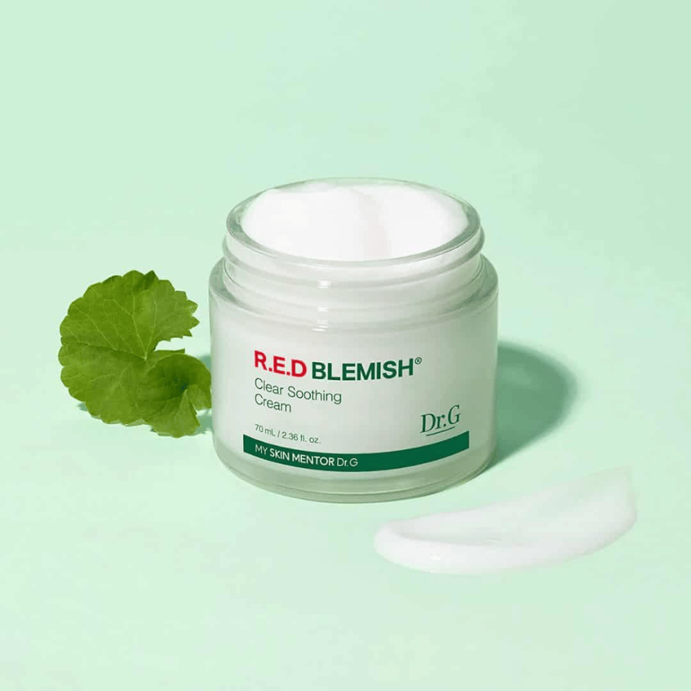 Dr.G R.E.D Blemish Clear Soothing Cream rauhoittaa ja kosteuttaa herkkää ihoa. Rikastettu Centella Asiaticalla ja hyaluronihapolla, se vahvistaa ihon suojamuuria ja vähentää punoitusta. Täydellinen päivittäiseen hoitoon tasapainoisen ja kirkkaan ihon saavuttamiseksi.