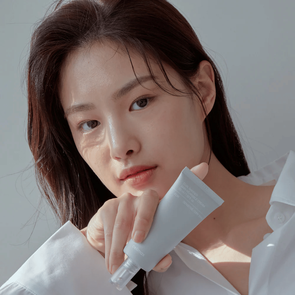 Malli pitelee Celimax Dual Barrier Skin Wearable Cream, rauhoittava ja suojamuuria vahvistava kasvovoide herkälle ja kuivalle iholle.