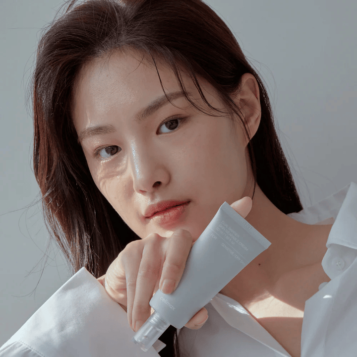 Malli pitelee Celimax Dual Barrier Skin Wearable Cream, rauhoittava ja suojamuuria vahvistava kasvovoide herkälle ja kuivalle iholle.