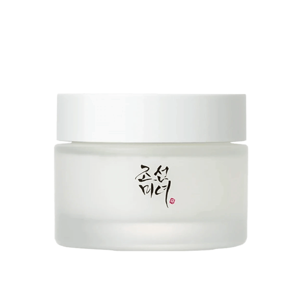 Kuva näyttää purkin "Beauty of Joseon Dynasty Cream". Pakkaus on huurrelasista yksinkertaisella valkoisella kannella, joka on tyylikkäästi koristeltu perinteisellä korealaisella kalligrafialla mustana. Tuote on tarkoitettu tarjoamaan ravitsevaa ihonhoitoa, joka on saanut inspiraationsa vanhoista korealaisista kauneusrutiineista.