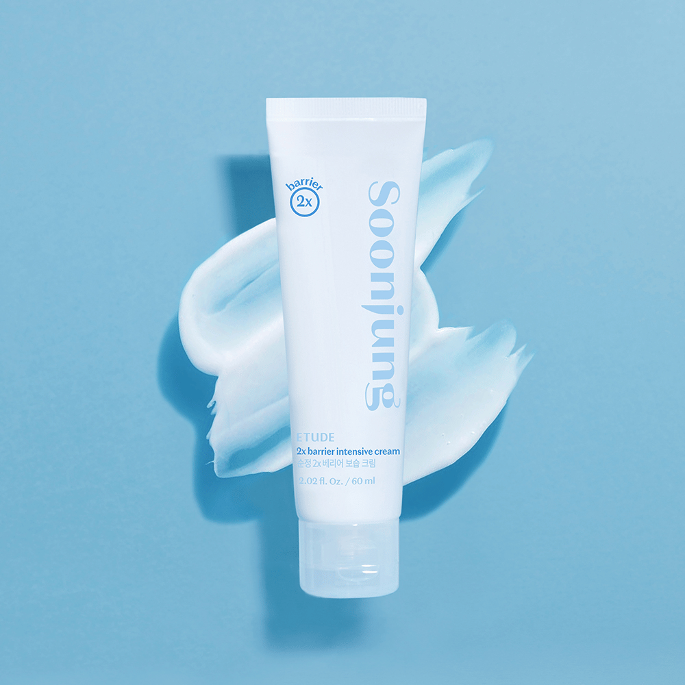 Putkilo valkoista voidetta, joka korjaa ihovaurioita ja kosteuttaa ihoa, tarkemmin sanottuna ETUDE Soon Jung 2x Barrier Intensive Cream 60ml, sinisellä taustalla.