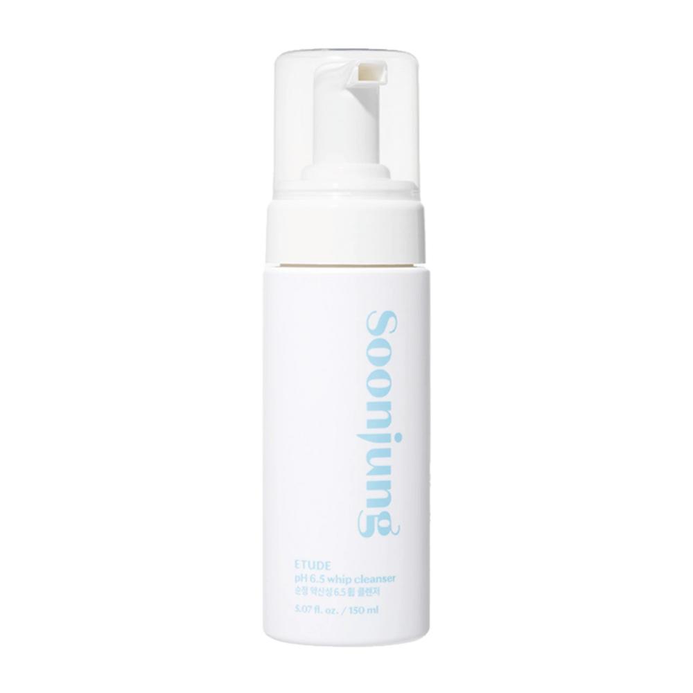 Valkoinen pumppupullo, jossa on teksti "Soon Jung pH 6.5 Whip Cleanser" ETUDE, sisältää 5,07 oz. / 150 ml. Muotoilu on yksinkertainen ja moderni puhtaalla valkoisella taustalla.