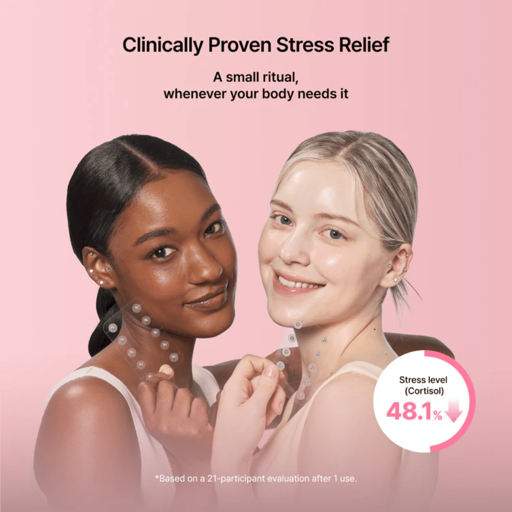 Kaksi mallia esittelee RETURNITY Ear Therapy Acupressure Patch käyttöä. Kuva korostaa kliinisesti arvioituja tuloksia, jotka liittyvät stressin vähentämiseen ja hyvinvointiin.