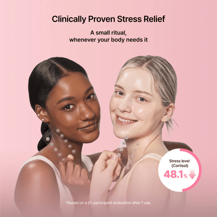 Kaksi mallia esittelee RETURNITY Ear Therapy Acupressure Patch käyttöä. Kuva korostaa kliinisesti arvioituja tuloksia, jotka liittyvät stressin vähentämiseen ja hyvinvointiin.