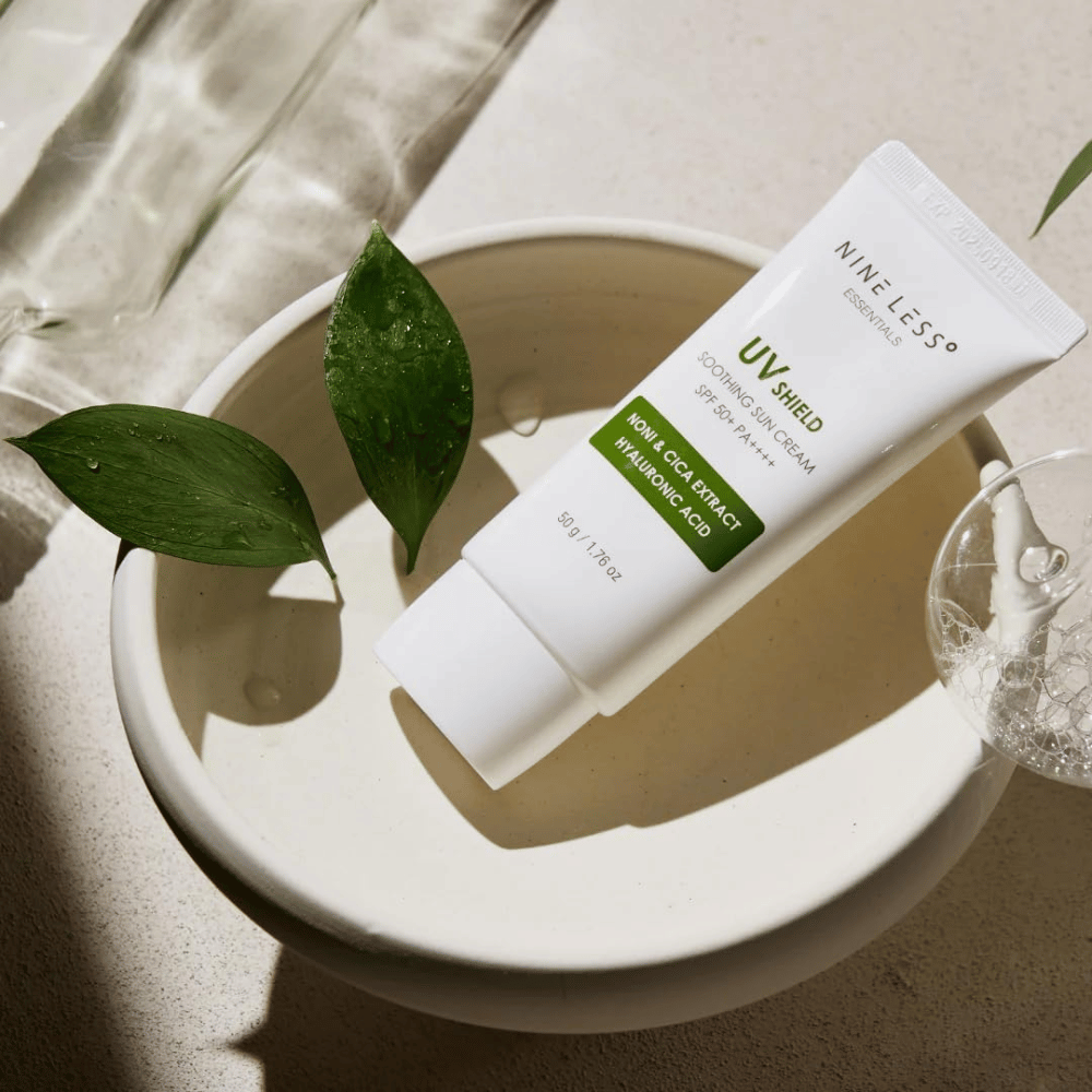 NINE LESS Essentials UV Shield Soothing Sun Cream SPF 50+ PA++++, jossa on rauhoittavaa noni- ja cica-uutetta sekä hyaluronihappoa päivittäiseen aurinkosuojaan ja kosteutukseen.