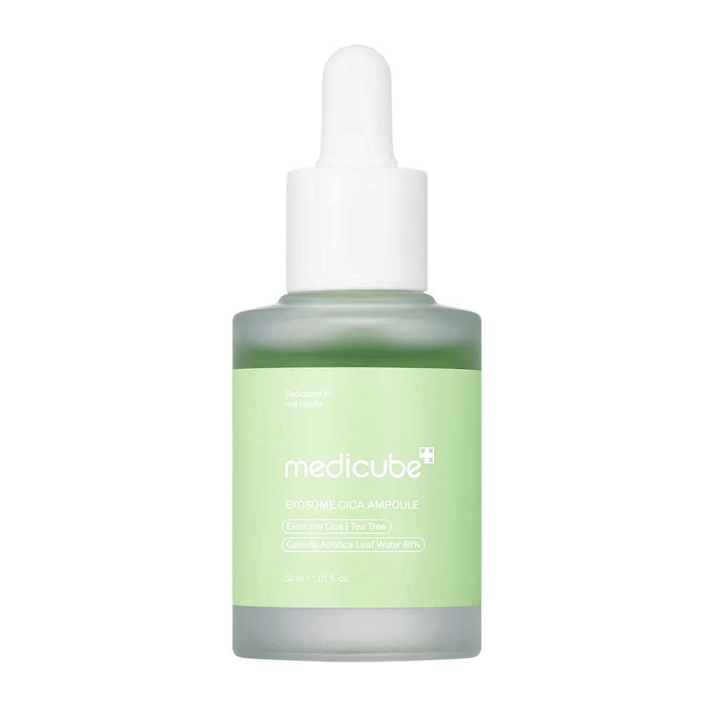 Lähikuva Medicube Exosome Cica Ampoule huurrelasissa vihreällä etiketillä ja pipettikorkilla.
