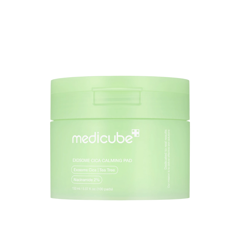 Lähikuva Medicube Exosome Cica Calming Pads -tyynystä vaaleanvihreässä purkissa, 150 ml/100 tyynyä rauhoittavaan ja kosteuttavaan ihonhoitoon.