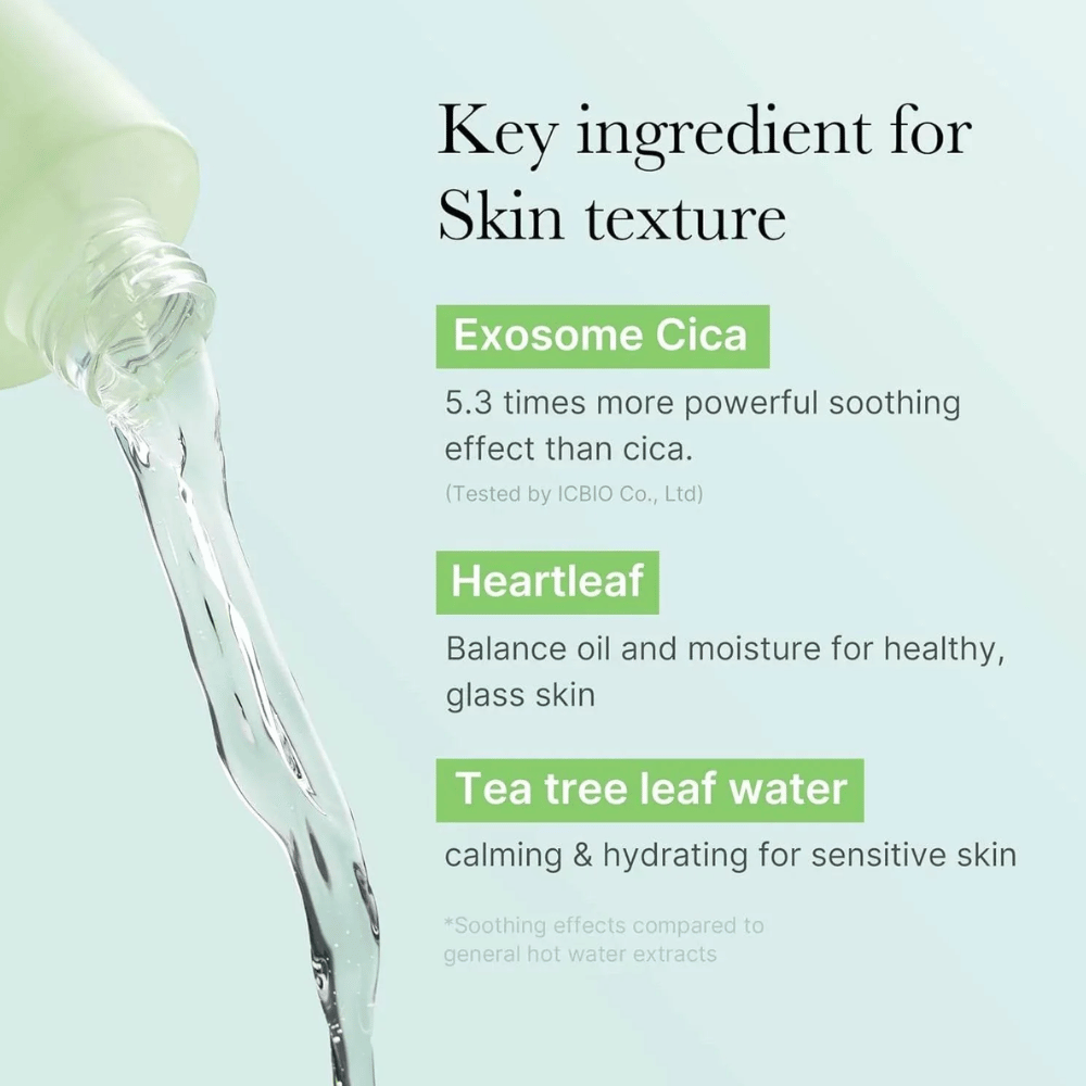 Lähikuva pullosta, jota pidetään, korostaa ainesosia Medicube Exosome Cica Toner: Exosome Cica, Heartleaf ja Tea Tree Leaf Water ihon tasapainottamiseen ja rauhoittavaan vaikutukseen.