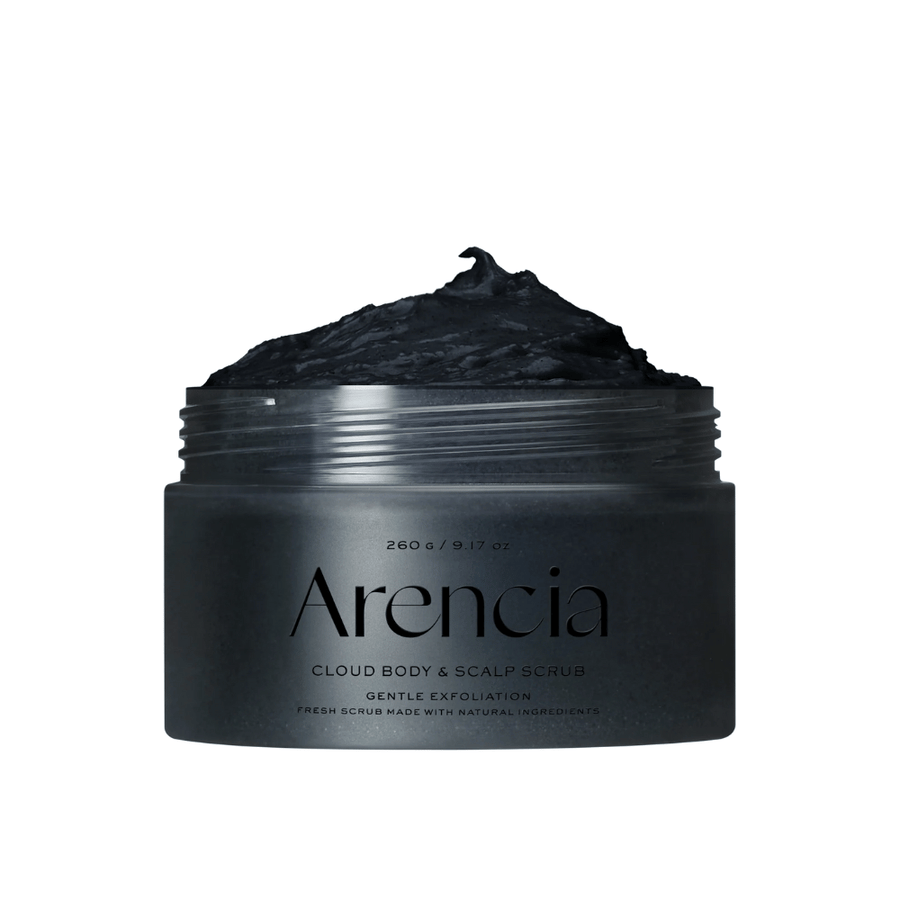 Arencia Cloud Body & Scalp Scrub mustalla kuorivalla koostumuksella avoimessa purkissa, vartalokuorinta ja päänahkakuorinta, joka kuorii ja puhdistaa hellävaraisesti.