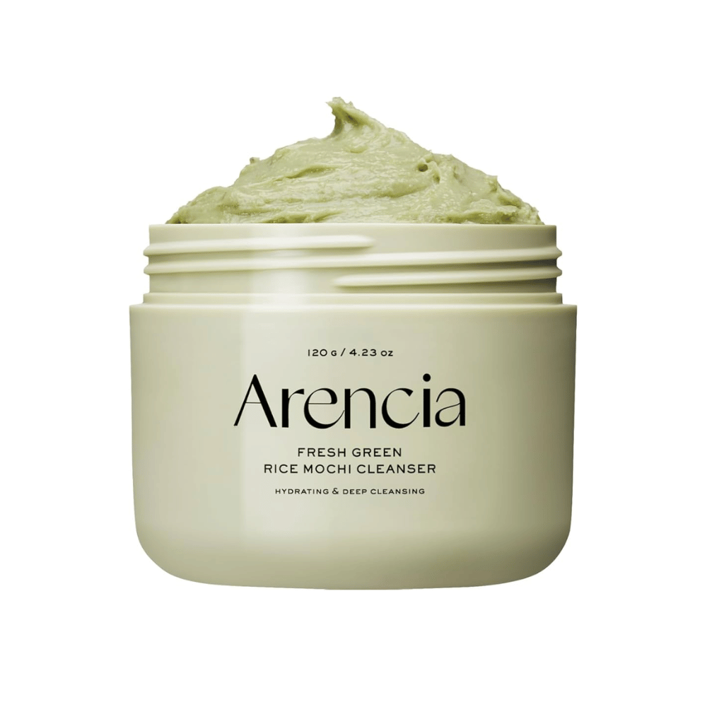Öppen burk med Arencia Fresh Green Rice Mochi Cleanser 120g, vihreä kermainen puhdistusaine, jossa lukee "Hydrating & Deep Cleansing" pakkauksessa.