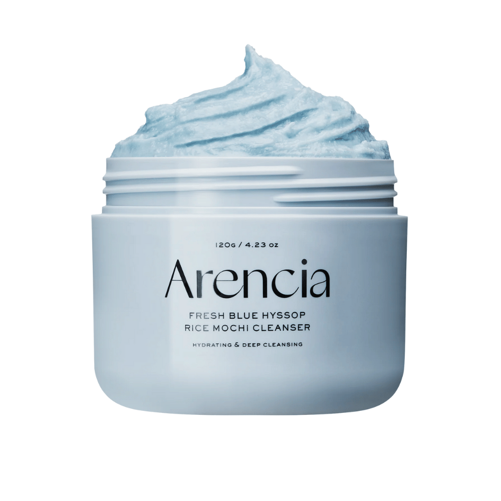 Lähikuva avoimesta purkista Arencia Fresh Blue Hyssop Rice Mochi Cleanser. Sininen puhdistusvoide on ilmava, vatkattu ja täyttää purkin yläosan.