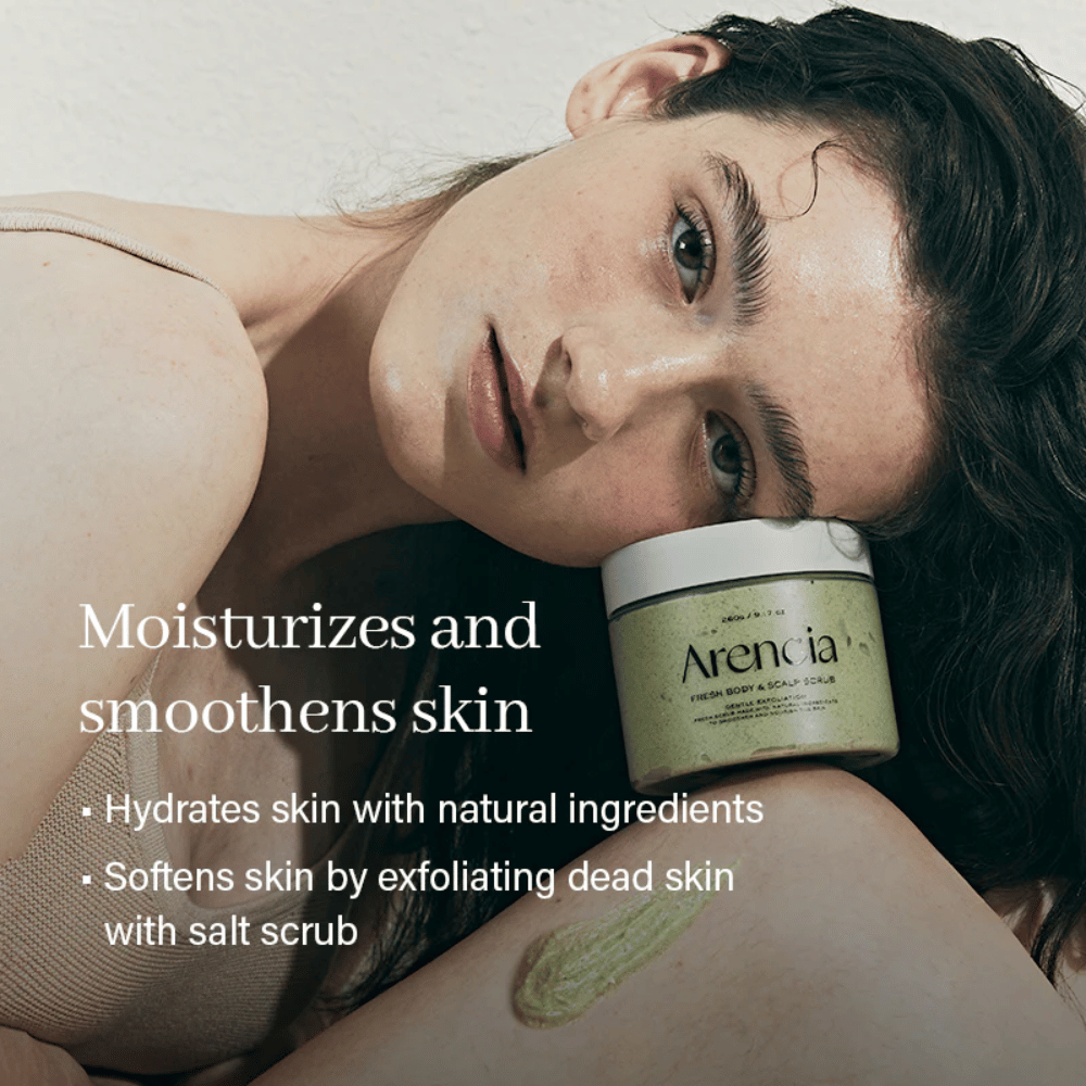 Malli lepää Arencia Fresh Cloud Body & Scalp Scrubin kanssa. Kosteuttava vartalokuorinta, joka pehmentää ihoa, kuorii hellävaraisesti ja vahvistaa ihon luonnollista tasapainoa.
