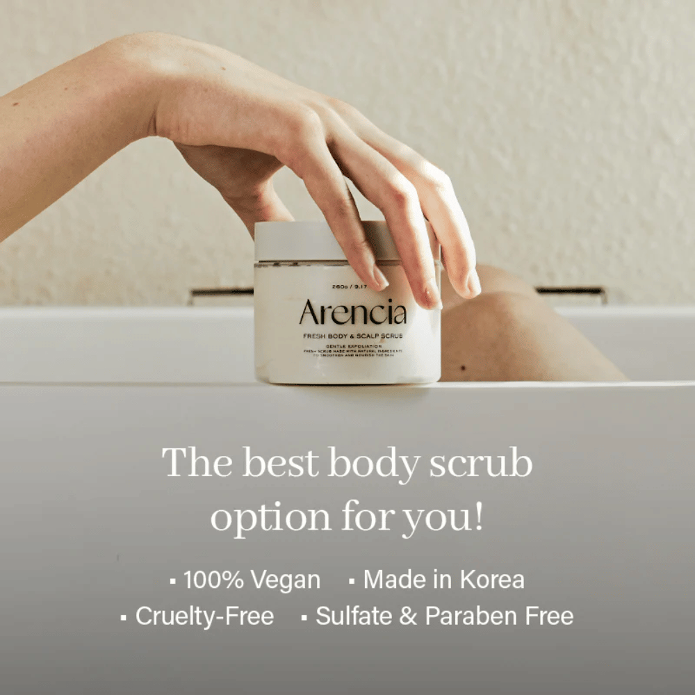 Arencia Fresh Cloud Body & Scalp Scrub sijoitettuna kylpyammeen viereen. Vegaaninen vartalokuorinta, joka kuorii hellävaraisesti, kosteuttaa ihoa ja jättää pehmeän ja raikkaan tunteen.