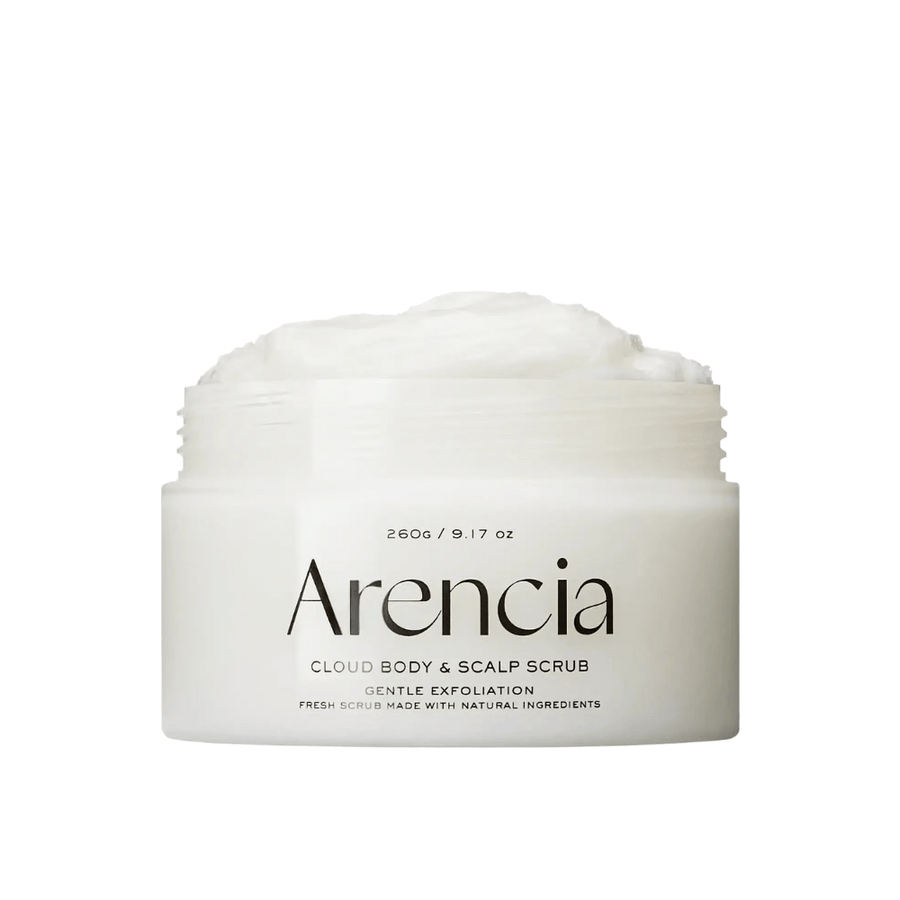 Arencia Fresh Cloud Scrub White Tea & Neroli avoimessa purkissa valkoisella taustalla. Kermainen vartalokuorinta ja päänahkakuorinta, joka kuorii hellävaraisesti ja tekee ihosta pehmeän ja kosteutetun.