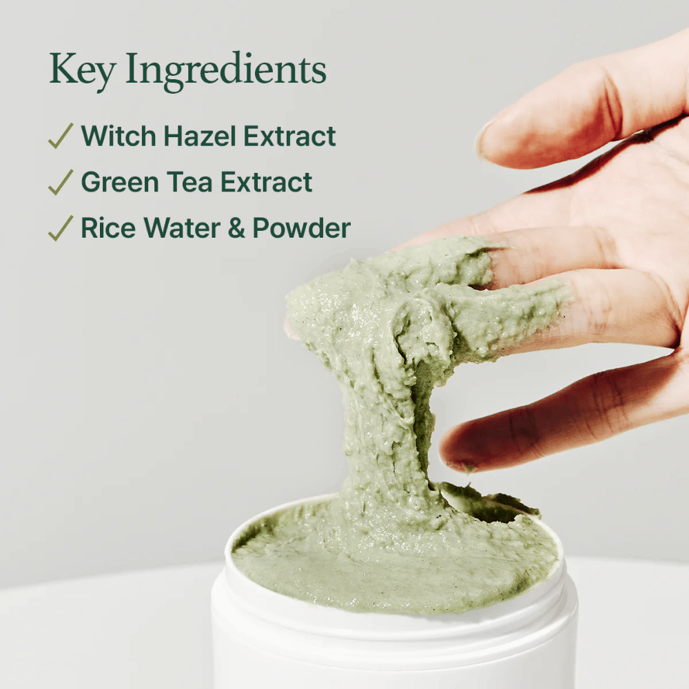 Käsi nostaa Arencia Fresh Green Rice Mochi Cleanser purkista. Vihreä, viskoosi voide venyy sormien välissä. Teksti listaa ainesosat: Witch Hazel, Green Tea, Rice Water & Powder.