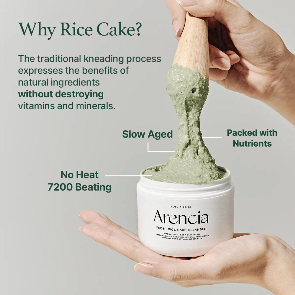 Arencia Fresh Rice Cake Cleanser purkissa nostetaan spaattelilla, näyttää vihreän, sitkeän tekstuurin. Kuvateksti selittää etuja kuten "Slow Aged", "Packed with Nutrients" ja "No Heat 7200 Beating".
