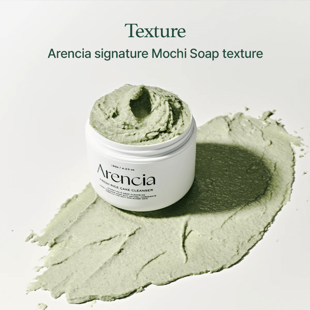 Arencia Fresh Rice Cake Cleanser avoimessa purkissa kermainen vihreä mochi-tyyppinen tekstuuri levitettynä purkin ympärille valkoiselle alustalle.