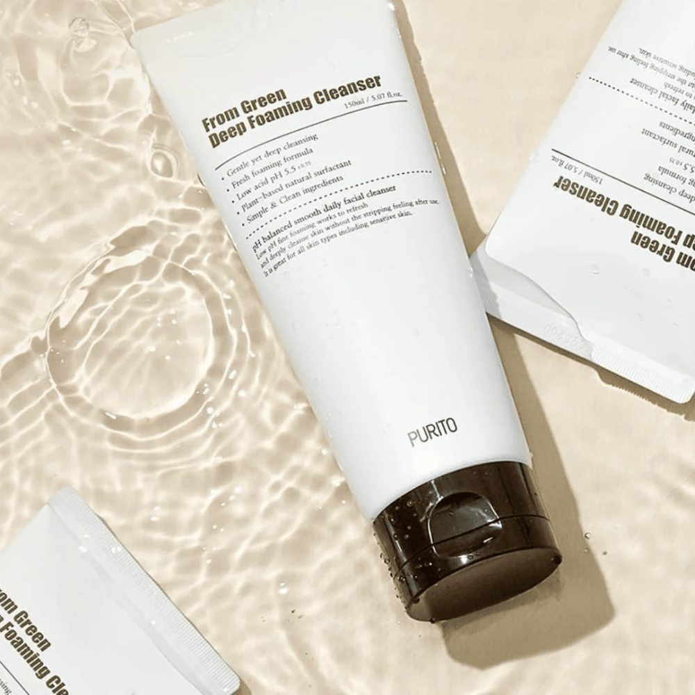 Purito From Green Deep Foaming Cleanser on mieto mutta tehokas puhdistusaine, jonka pH-arvo on 5.5 ja joka puhdistaa syvältä ärsyttämättä ihoa. Se vaahtoaa helposti ja jättää ihon puhtaaksi, kosteutetuksi ja pehmeäksi, mikä tekee siitä täydellisen päivittäiseen käyttöön.
