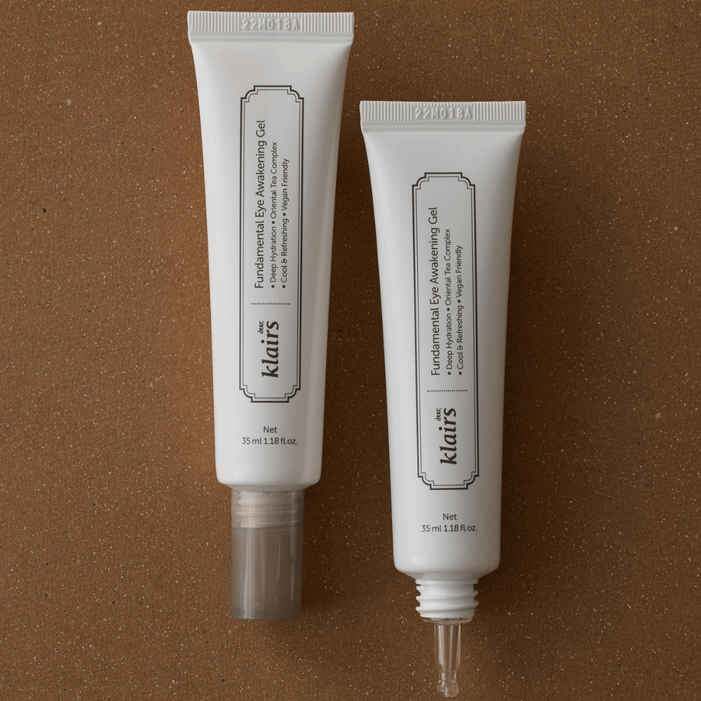 Tuotekuva, jossa Klairs Fundamental Eye Awakening Gel näkyy kahdessa versiossa – suljettu tuubi ja avoin tuubi, joka tuo esiin kapean applikaattorikärjen. Pakkauksessa on minimalistinen valkoinen muotoilu, ja se korostaa tuotteen keskittymistä kosteutukseen, viilentävään tunteeseen ja virkistävään hoitoon silmänympärysalueelle.