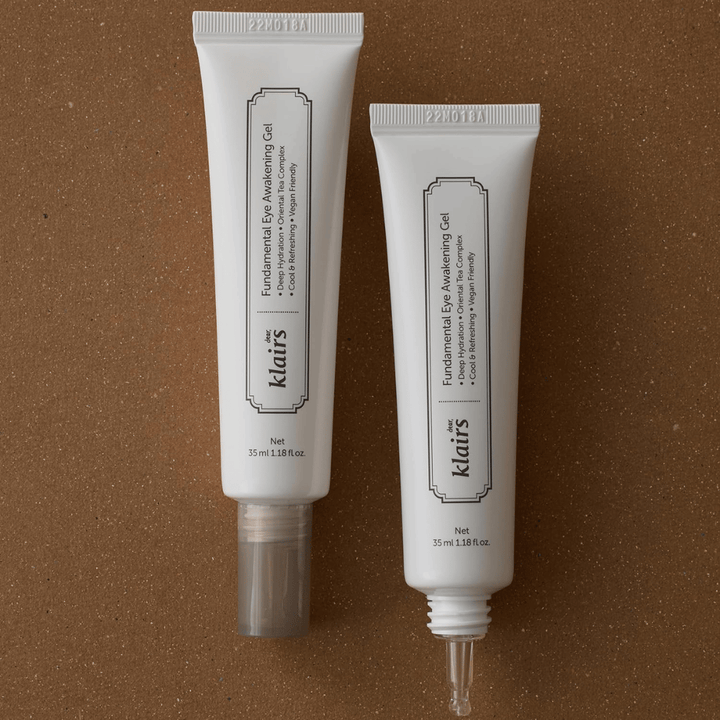 Tuotekuva, jossa Klairs Fundamental Eye Awakening Gel näkyy kahdessa versiossa – suljettu tuubi ja avoin tuubi, joka tuo esiin kapean applikaattorikärjen. Pakkauksessa on minimalistinen valkoinen muotoilu, ja se korostaa tuotteen keskittymistä kosteutukseen, viilentävään tunteeseen ja virkistävään hoitoon silmänympärysalueelle.