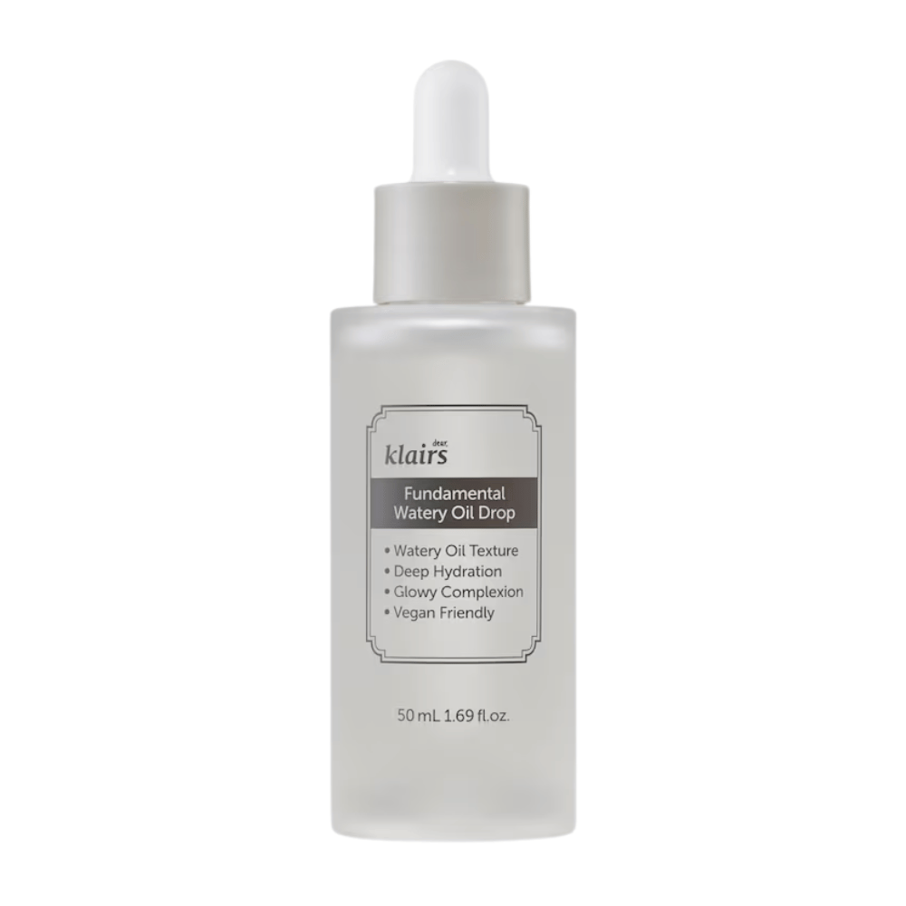 Läpinäkyvä pipetillä varustettu pullo, joka sisältää Klairs Fundamental Watery Oil Drop, 50 ml. Etiketti kuvaa tuotteen ominaisuuksia, kuten syväkosteutus, hehkuva vaikutus ja vegaaninen koostumus.