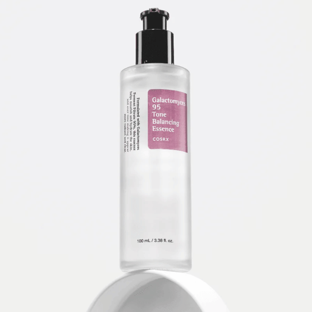 Pullo COSRX Galactomyces 95 Tone Balancing Essence seisoo valkoisella taustalla. Essence kosteuttaa ja vahvistaa ihon suojakerrosta 95 % fermentoidulla filtraatilla.