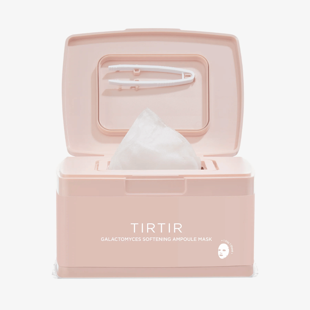 Rosa pakkaus, jossa on avoin kansi, joka näyttää kohotetun Sheet mask ja mukana tulevat pinsetit kiinnitettynä kannen sisäpuolelle, merkitty tekstillä "TIRTIR GALACTOMYCES SOFTENING AMPOULE MASK".