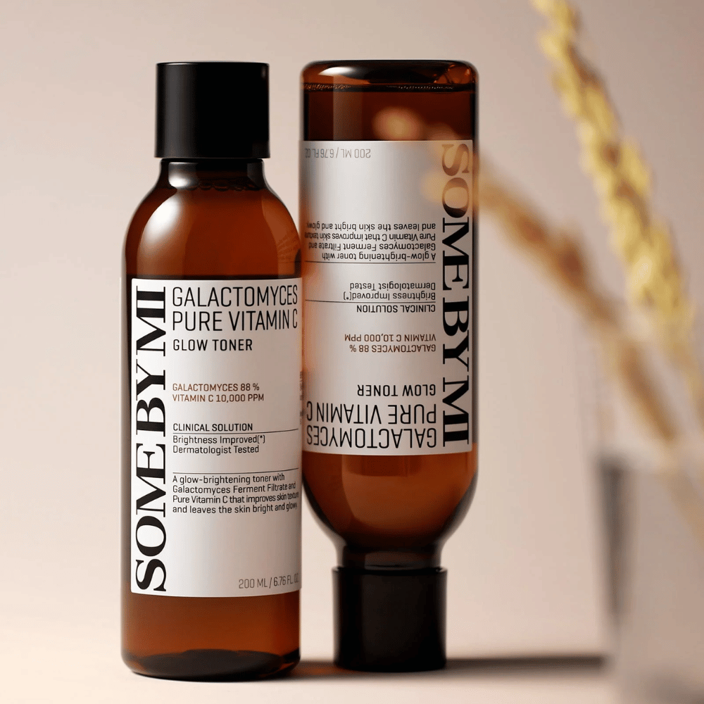 Kuva SOME BY MI Galactomyces Pure Vitamin C Glow Toner. Pullot ovat tyylikkäässä muotoilussa ruskeilla sävyillä ja mustalla korkilla. Tuote sisältää 88 % galactomycesia ja 10 000 ppm C-vitamiinia, mikä lupaa parantaa ihon hehkua ja antaa raikkaamman ihon sävyn.