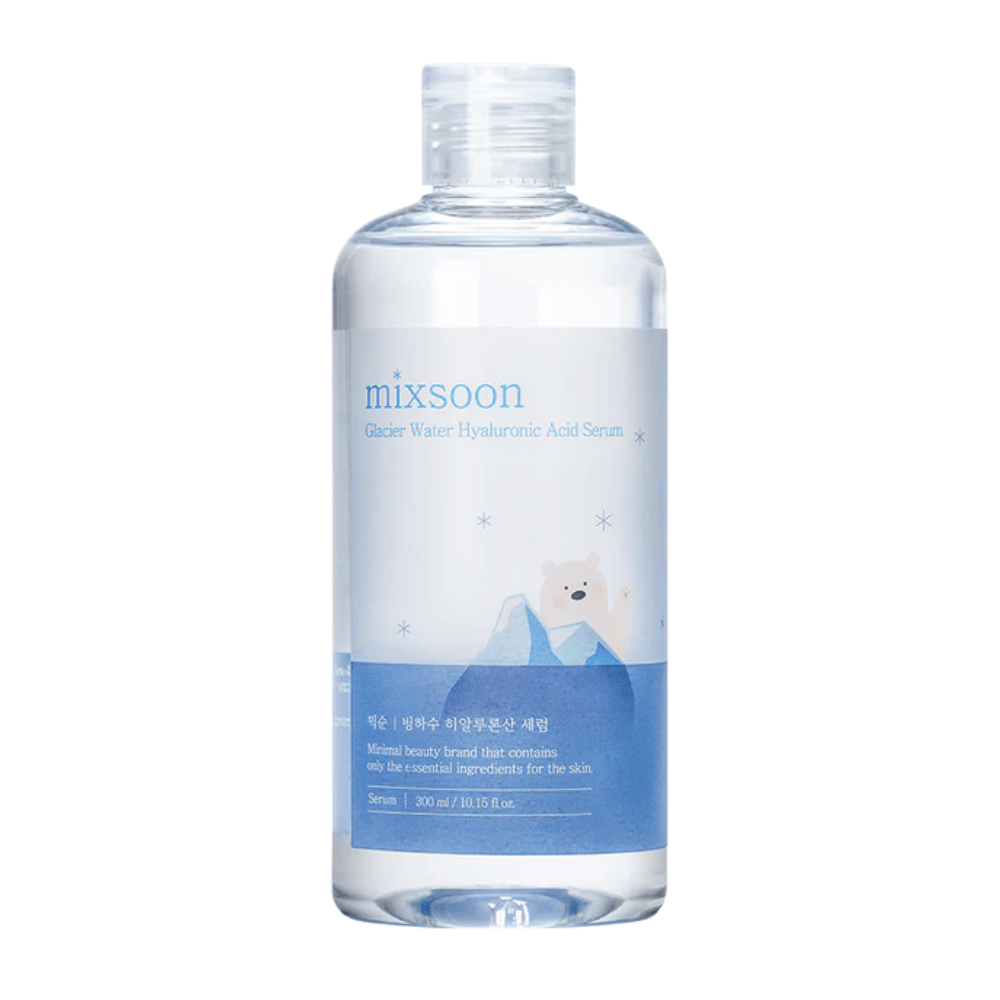 Mixsoon Glacier Water Hyaluronic Acid Serum läpinäkyvässä pullossa, jossa on sininen etiketti ja jääkarhukuva, nähtynä edestä valkoista taustaa vasten.