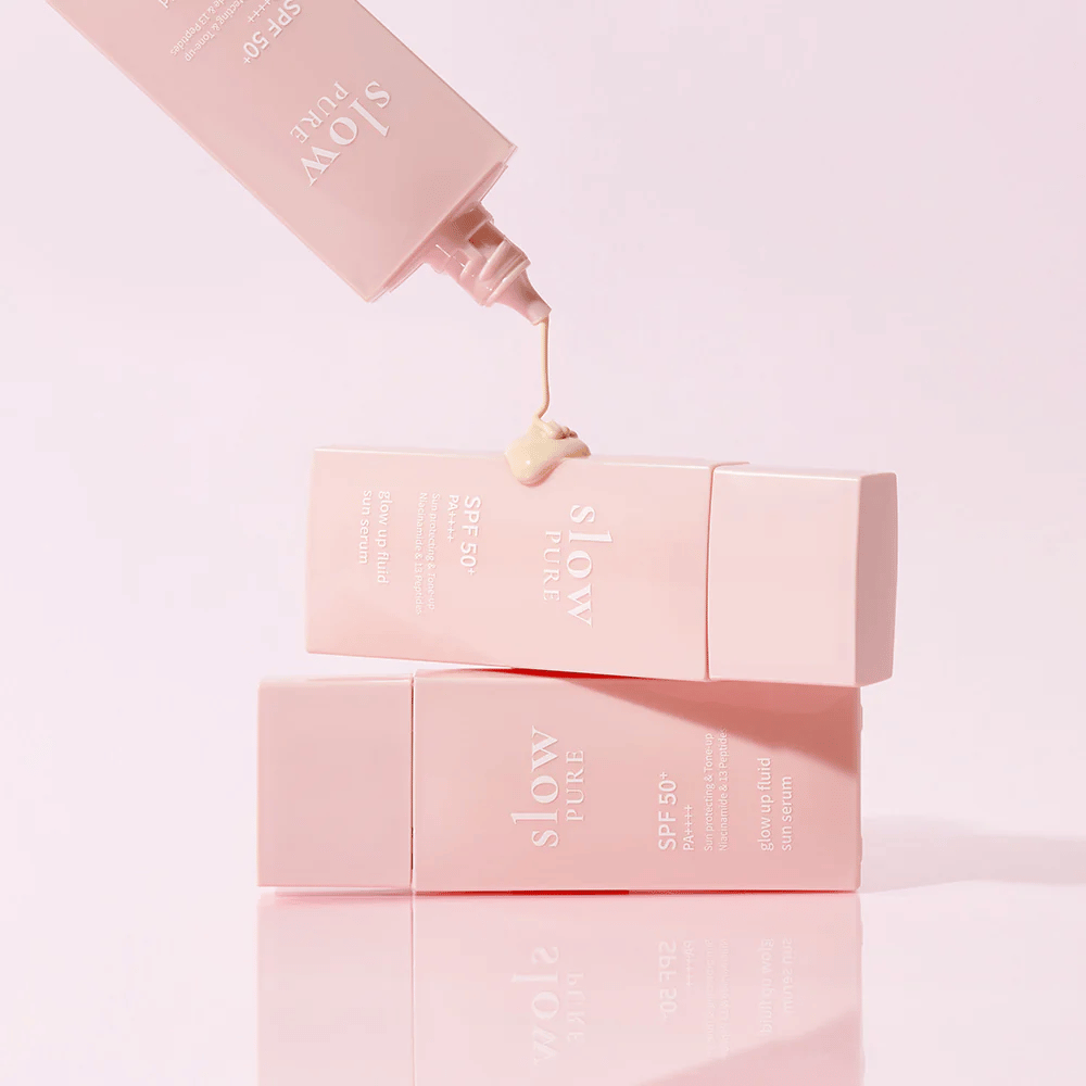 Slow Pure Glow Up Fluid Sun Serum, jonka voide puristetaan pullosta, näyttää kevyen ja hoitavan koostumuksen.