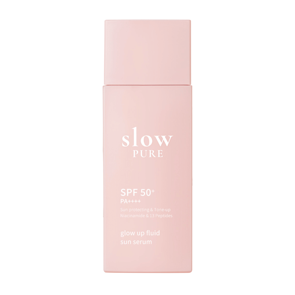 Slow Pure Glow Up Fluid Sun Serum SPF 50+ PA++++ vaaleanpunaisessa pullossa, jossa on aurinkosuojaava ja hehkua antava koostumus.